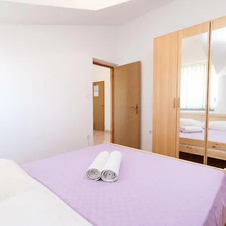 Mimi * Brodarica (Sibenik-Knin)